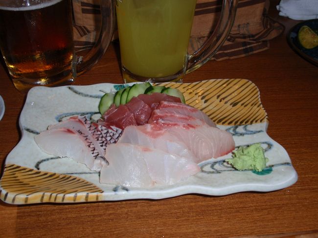 お刺身が評判のお店なので、オリオンビールとシークァーサーサワーでの乾杯後は刺身盛り合わせ。どの魚も美味しかったです♪