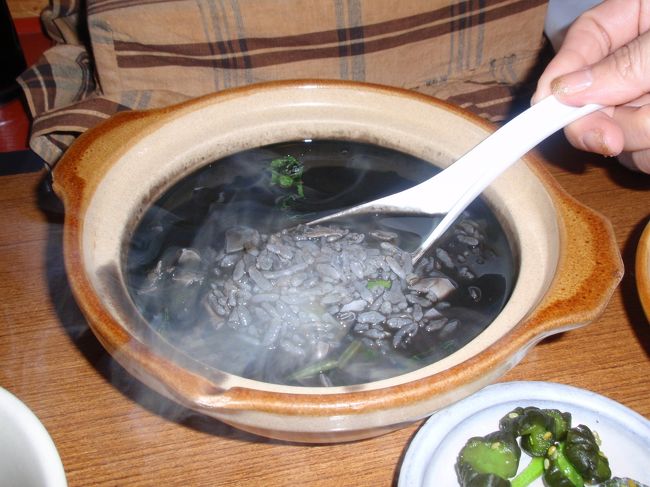 どんどん飲み食いして、超満腹状態。。。それでも、シメまでしっかり食べます！イカ墨雑炊は濃厚な味でした。