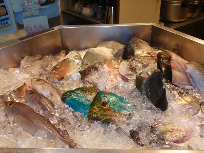 色とりどりのその日のお魚が並んでいました♪