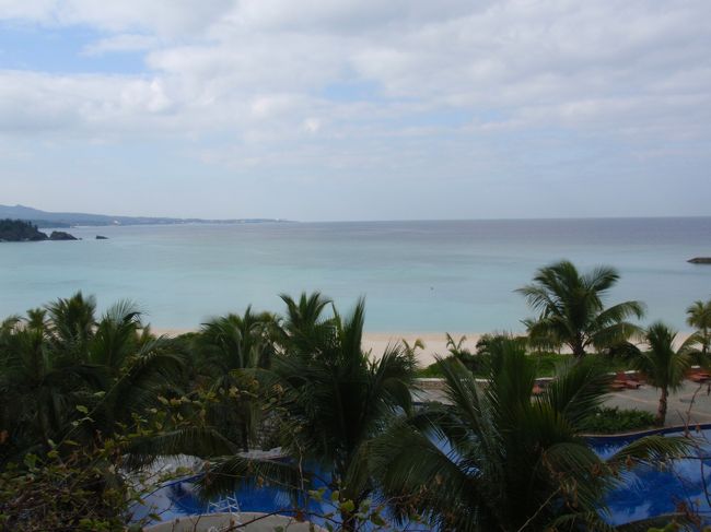 宿泊先はアッタテラスなのですが、ビーチにも行きたいね〜ってことで、シャトルバスをフル活用してナハテラス→ブセナテラス→アッタテラスというまどろっこしいルートを。。。<br />お天気もシャトルバスに乗っているうちに良くなっていき、ブセナテラスに着いたときには青い空が見えてきました！やっぱ沖縄は青い空に青い海がいいですね♪