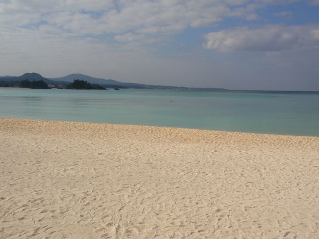 ブセナビーチをお散歩。更にお天気は良くなっていき、トレーナー姿だと汗ばむぐらいに。実際、半袖姿で歩いている人も結構いました。うーん、これこそ求めていた冬の沖縄だ〜☆