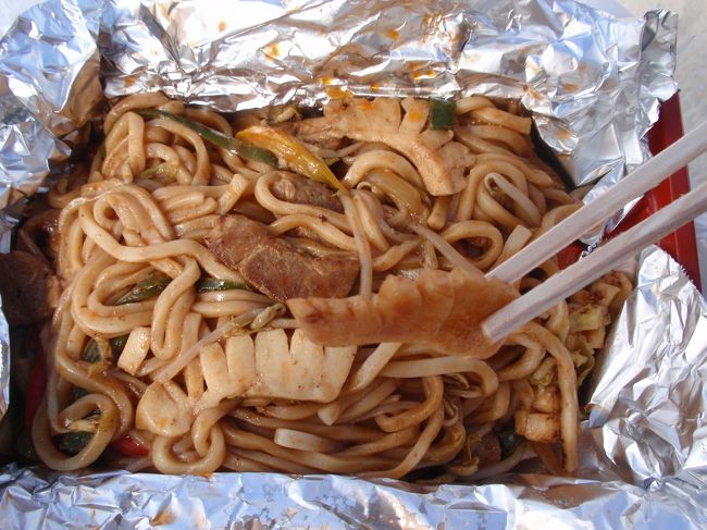 お腹も空いてきたのでブセナビーチで簡単にお昼を。昨晩夕食を頂いた大安丸でテイクアウトした焼そばをいただきま〜す。５００円なのにボリューム満点で、お腹一杯になりました！