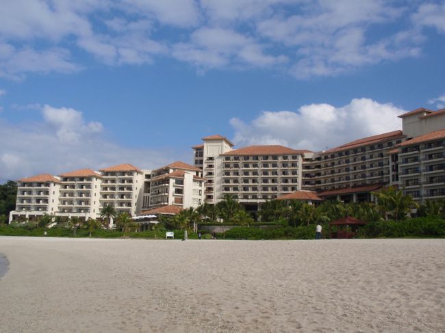 ビーチからブセナテラスの建物を眺めて。海遊びができる季節に来てみたいな〜