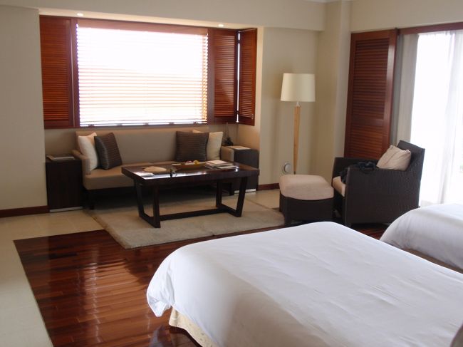 ブセナテラスでの散策を終えて、再度シャトルバスでアッタテラスへ！お部屋はクラブラグジュアリーの１７０１号室。広々としたお部屋です♪