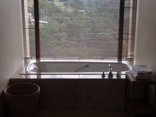開放感たっぷりのバスルーム。