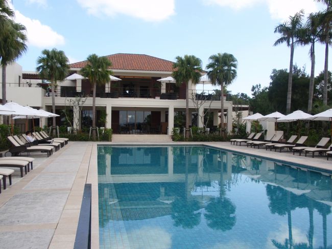 ガーデンの散策を終えて、プールサイドへ。プール営業は１１月までで、さすがに１２月に入るのは厳しいかな〜って感じでした。