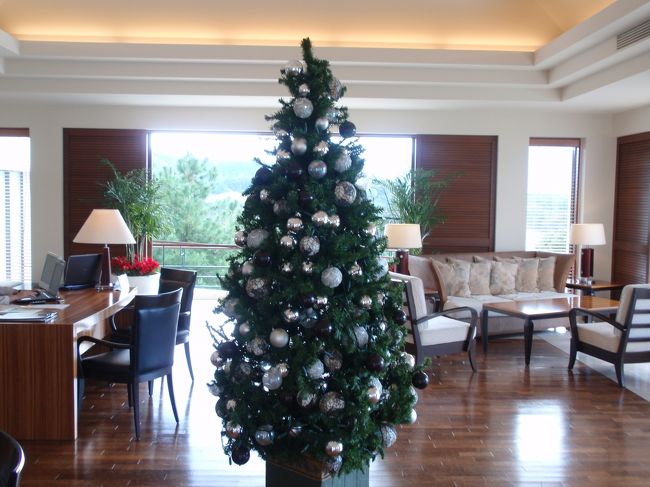 アッタテラスのロビーにもツリーがあります。それ程、大きくはないツリーですが、控えめな感じがホテルの雰囲気と合ってるような気がしました。