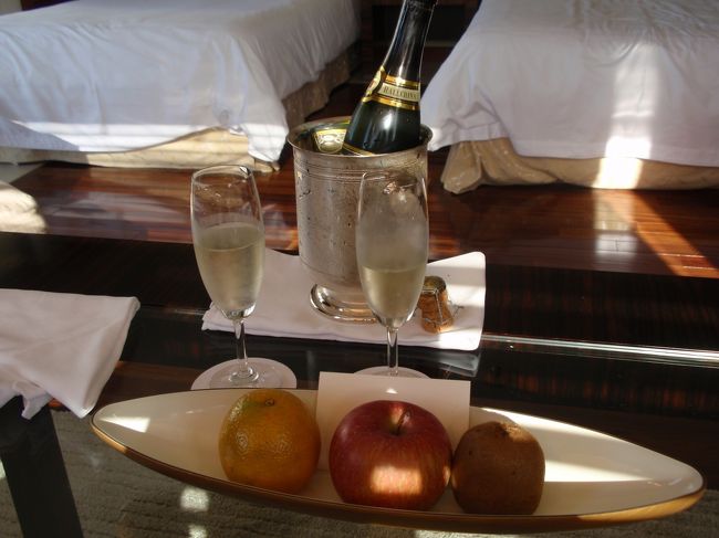 チェックイン時に今日がごんたちゃんの誕生日であることを伝えると、ハーフシャンパンをサービスしてくれました♪<br />昼間からシャンパンなんて、リゾートならでは♪お部屋の中だけでなく、テラスに出て沖縄のキレイな海を眺めながら美味しくシャンパンをいただきました☆