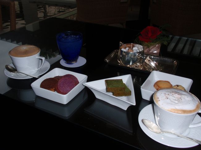 「ライブラリー　ラウンジ＆バー」でのアフタヌーンティー。カフェとお菓子がサービスで頂けます。にしても食べすぎ！？