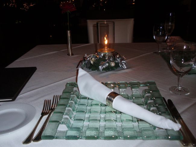 バースデーディナーはホテル内のレストラン「ＦＩＮＥ　ＤＩＮＩＮＧ」で。テラス席と店内の席が選べますが、テラス席だと若干暗いかなーと思って店内の席を選択。