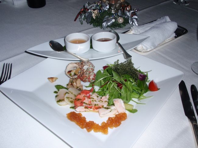 ディナーにはいくつかのコースがあり、選択するメニューの数で値段が変わります。ごんたちゃんは前菜を２種類選べるコースを選択。１品目は海鮮サラダ。
