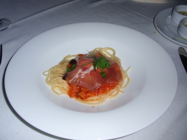 生ハムとラタトゥユのバスタ。美味しい料理が少しずつ出てきますが、もっとがっつり食べたいと思うぐらい美味しかったです☆