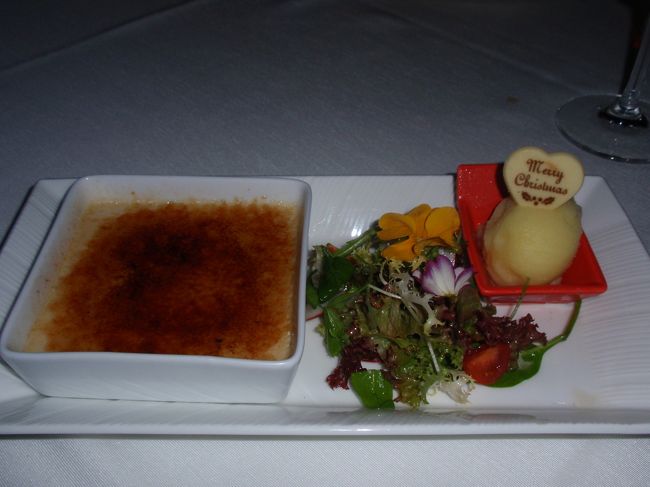 デザートはお店の方にだまされたと思って食べてみてくださいと勧められたクリームブリュレのサラダ。。。クリームブリュレにサラダを絡めて頂きます。最初見たときは本当に騙されたと思ったのですが、意外や意外にクリームブリュレとサラダがマッチしていました！