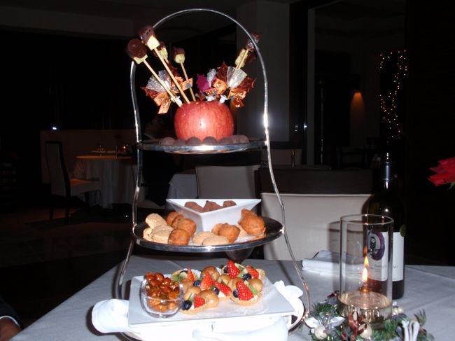 デザートまでしっかりいただき満足していたら突然、デザートプレートが！もう食べれないよーと言いながら、手はプレートからデザートを次々とつまんでいました。。。