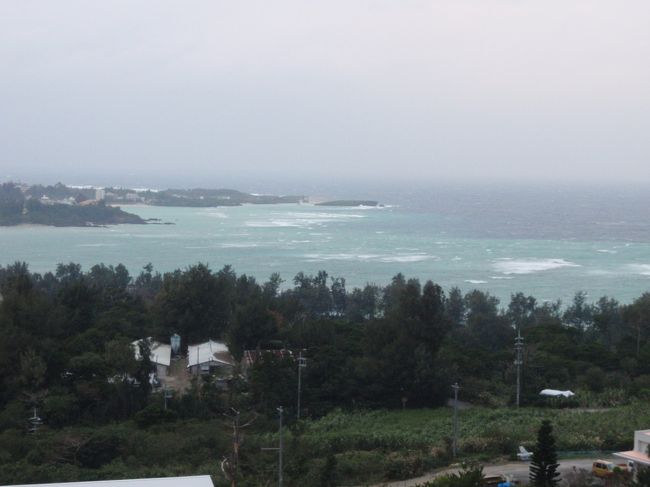 快晴に恵まれ、美味しいディナーを堪能したバースデーから一夜明け、翌朝目覚めると激しい雨風の音と、テラスから見える荒れた海・・・スタッフの方に聞いてみると、この時期の沖縄はこの日のような天気が多いみたいです。。。