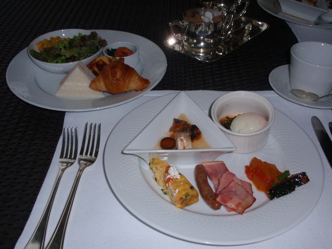 朝食は昨日のディナーと同じ「ＦＩＮＥ　ＤＩＮＩＮＧ」で。ビュッフェ形式の朝食ですが、ちょっと上品な感じです。