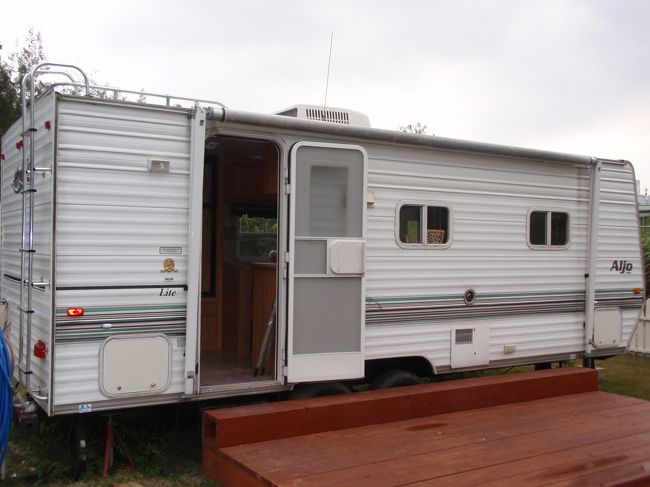 作業を行うコンテナ。この中で写真立てに海辺で拾った貝や珊瑚をくっ付けて自分だけの写真立てを作成します。最初は上手くいかずちょっとイラっとしますが、最後は自分オリジナルの写真立てが出来てご満悦でした♪