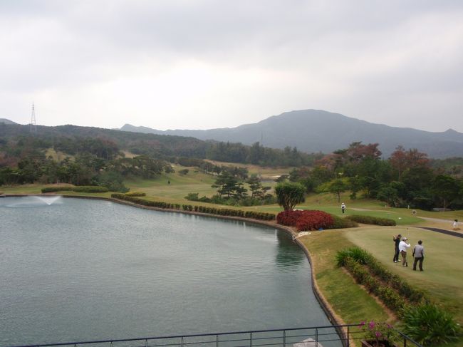 のんびり過ごしたアッタテラスにももうお別れです。今回は１泊だけだったのですが、次回来るときにはせめて２泊以上はしたいなーって感じです。最後に隣接しているアッタテラスゴルフリゾートを見学。この日は月曜だというのに多くの方がゴルフを楽しまれていました。<br />ここから那覇市内に移動するのですが、行きに使用したシャトルバスとは別にアッタテラスに宿泊したお客様をＤＦＳまでハイヤーで送迎してくれるサービスがあります。前日（当日でも何時間前までかならＯＫかもしれませんが忘れてしまいました。。。）までに連絡しておけば希望時間にお迎えに来てくれますので、上手いこと利用すれば交通費も節約できると思います。