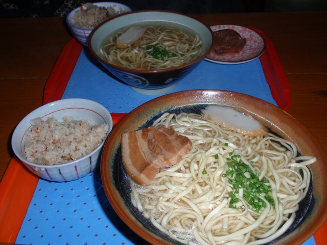 遅めのお昼だったので腹ヘリごんたちゃんは大盛りを注文！ランチ時には炊き込みご飯がサービスでつき、なお嬉しい限りです♪