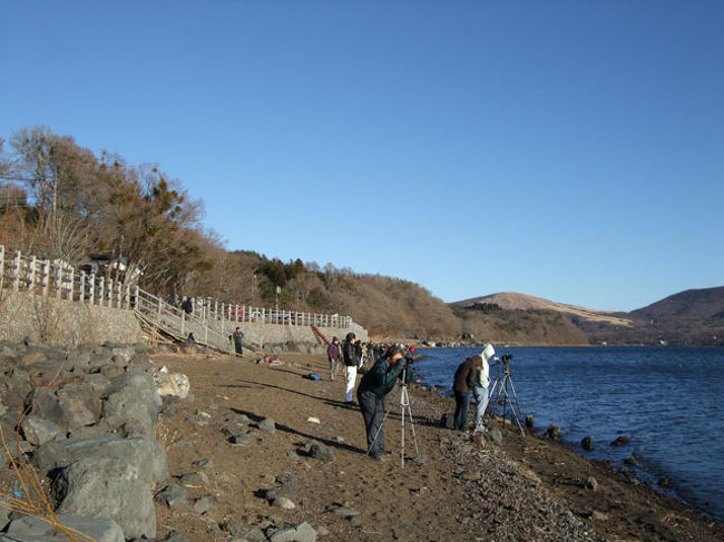 １５時５８分<br />FUJI<br /><br />私の撮っている周りのカメラマン。<br />山中湖の北側の湖畔には、早くから大勢のカメラマンがスタンバイしていました。