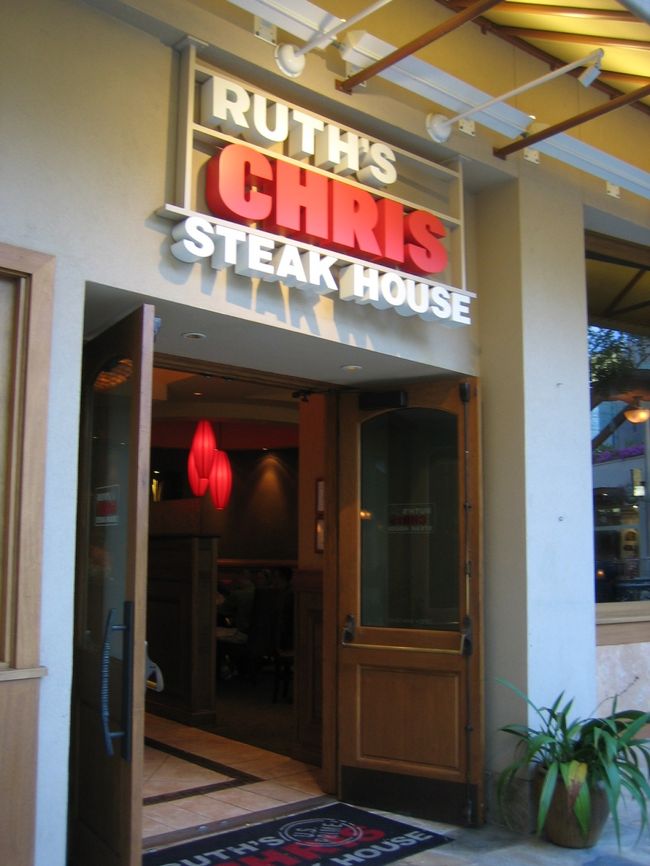 晩御飯は<br /><br />ルースズクリスステーキハウスで<br /><br />本格ステーキを食べられます<br /><br />アメリカと言えばステーキでしょう♪