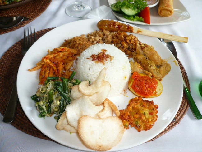 「カフェ・ワヤン」のナシチャンプル。<br />おいしかったです♪