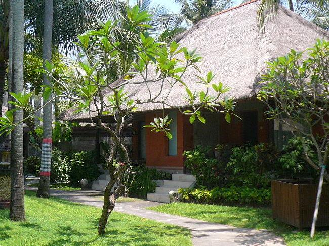 まるでジャングルの中のようなレギャンビーチホテルのヴィラです。