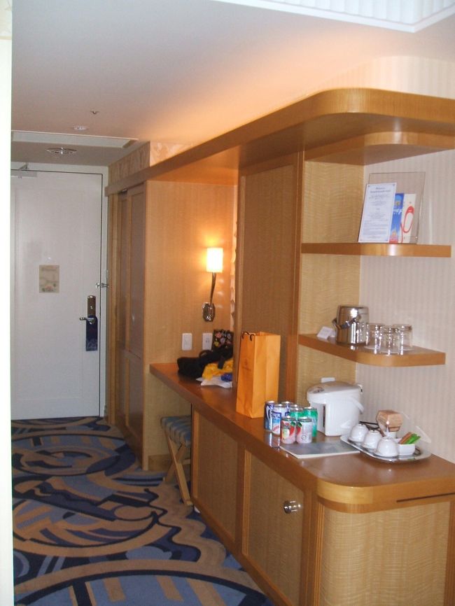 入り口とミニバーが入っている家具などです。