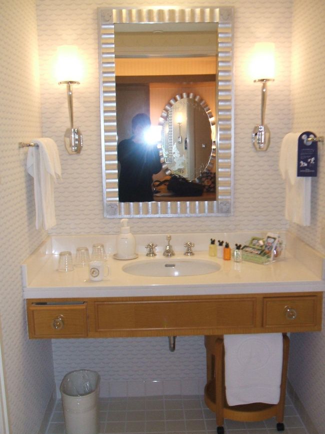 洗面台です。<br /><br />右側がバスルームで左側がトイレです。<br /><br />洗面台の右側にあるアメニティー類も全てミッキーなんですよ♪