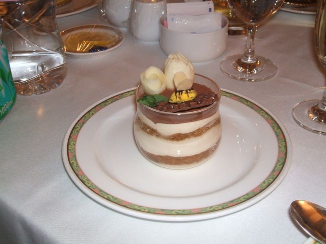 シャンパンと一緒に買ってきたケーキを食べて夜遅くに寝ました。<br /><br />翌日は２人も午後から仕事だったので早朝にチェックアウトして帰りました。