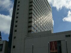 本日のホテルはこちら。

まずは荷物を預ける為にホテルへ直行。
構内から外に出ないでそのまま行けるホテル。

「ホテルメトロポリタン仙台」