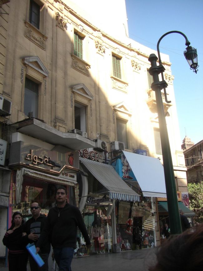 結構歩いて疲れて、道ばたで休憩。