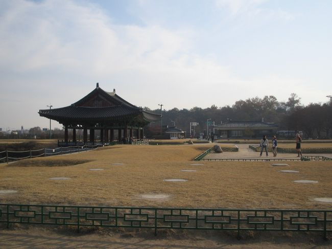 ＜雁鴨池＞<br />新羅王朝の離宮の人工池。