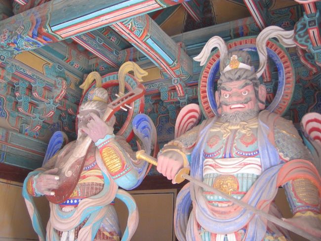 ＜仏国寺＞<br />仏国寺の四天王像。<br />かなりにらみをきかせています。