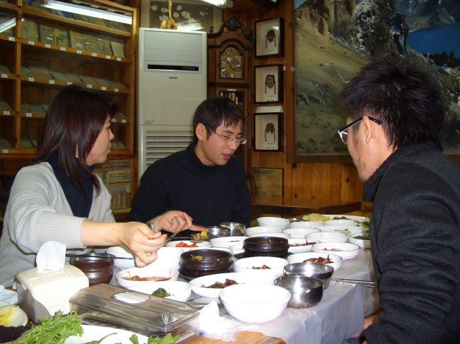 ＜韓定食＞<br />お昼は韓定食を。