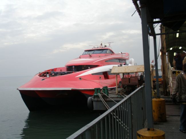 今回は12月24日出発。ということで、ホテルの高い香港を後まわしにして、香港の空港からターボジェットで澳門に直行。（飛行機が台北経由だったこともあり、飛行機の遅れなどを考えて、ネット予約せずに空港で直接チケットを購入。空港内の表示ですぐにわかりました。ほっ。空港ー澳門のターボジェットの本数がもっと多かったら緊張しなくていいのに。エコノミー215ＨＫＤ）<br />船の中はとってもすいていて自由席！<br />船内では、日本より大型（にみえる）出前一丁のカップヌードルを注文している人も！！さすが人気ラーメン。