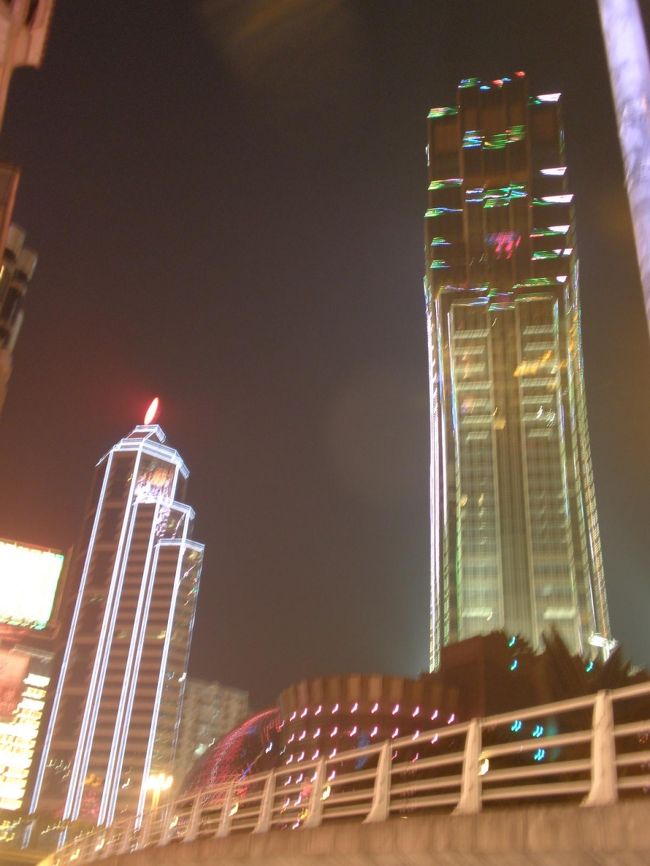 自分のホテル近くから見た、リスボアとニューリスボア。現在澳門では、カジノホテル建設ラッシュ。がんばってる感じのリスボアでした。<br />この近くには、貴金属のお店が多く、町を歩いて楽しむというよりはやはり、夜はカジノ。