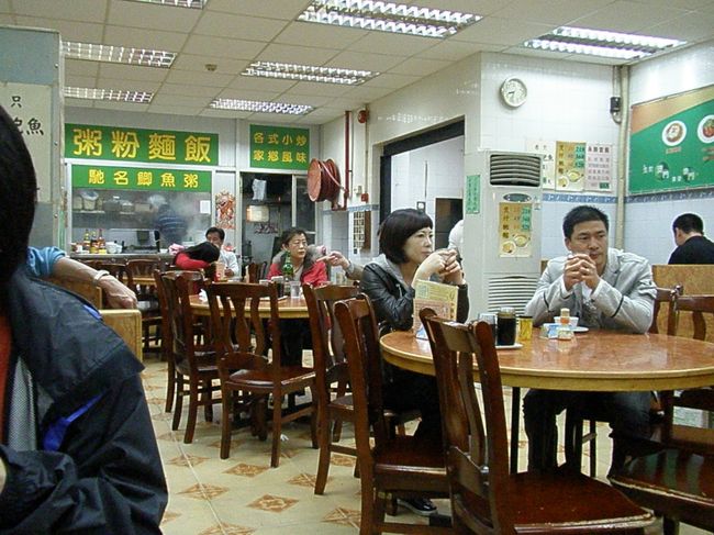 さっきのお店の中の様子。遅い時間でも人がたくさん。