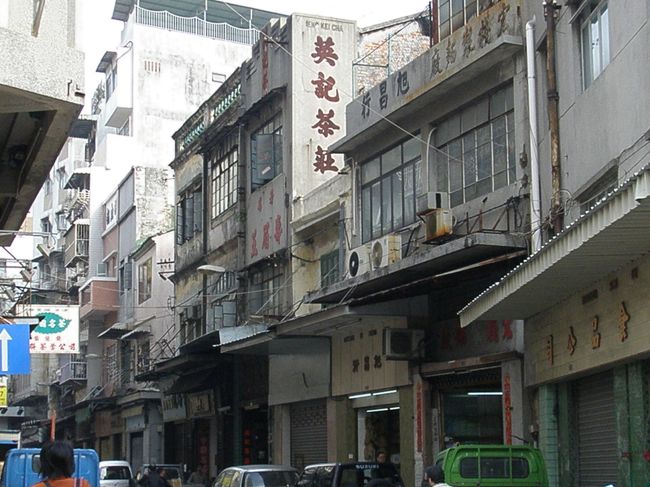 康真君（道教の廟、ここも必見です）を過ぎたところに英記茶荘。ここは、日本や香港のお店と違って古いたたずまいがいいです。