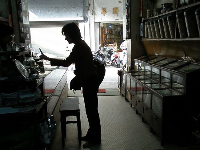 お茶の葉を、お土産用に注文する様子。量り売り。パックされているもののあります。花茶も。白茶も。いろいろあります。