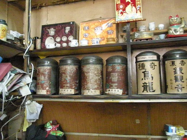 古い缶に入っているほうが上級品。お高いですが、香港の店よりかなりリーズナブル。