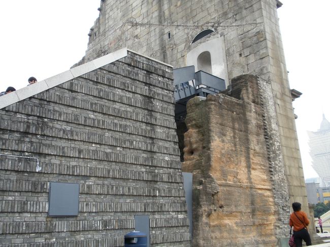 セントポール寺院の裏にも登ることができます。そこからリスボアなど大きい建物が見えます。<br />地下にある柱の基礎なども見ることができ、歴史オタクの方も満足されることでしょう。