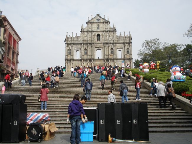 セントポール寺院前。クリスマスラッシュ！？<br />雪のない南国で、どこにいっても雪だるまが飾られています。テレビクルーもいます。インタビューされたのに、広東語がわからず写り損ねちゃいました。残念！