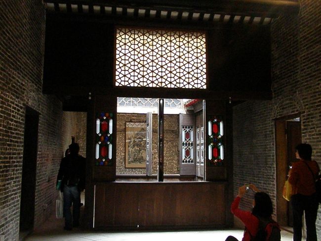 盧家屋敷（澳門のカジノ王の屋敷）ですが、ここの内装は今でもとてもオシャレ。必見です。二階へは、人数制限のため少し待ってね。