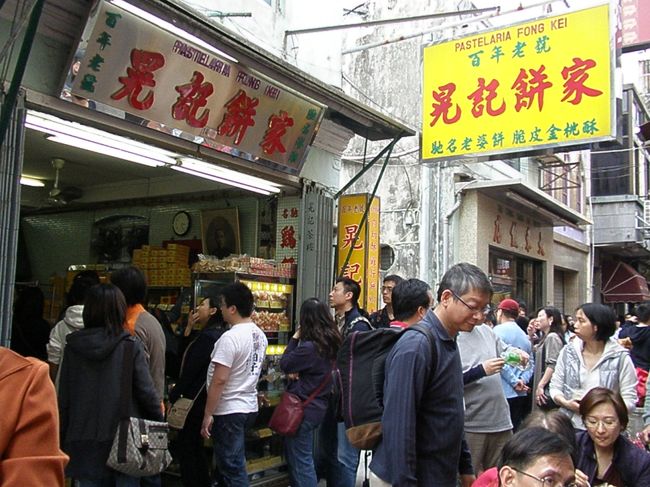 25日の午後はタクシーでタイパ島へ。（13ＨＫＤ）<br />官也街で、行列のできる店発見！<br />おいしそうな地元のスィーツが並んでいます。でも並んで買う気力なく。この日の残念2つ目。みなさまぜひ並んで買って食べてください。