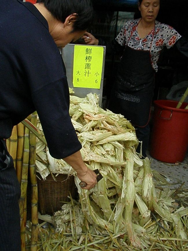 官也街は、サトウキビのジュース、マンゴープリンなど素敵なものがいっぱいです。１００メートルくらいのところに、食べ歩きスポット満載。