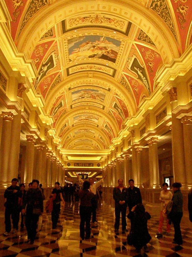 タイパ島といえばベネチアン。中はカジノとベネチア風のテーマパークとショッピングスペース。とにかく広い！豪華！