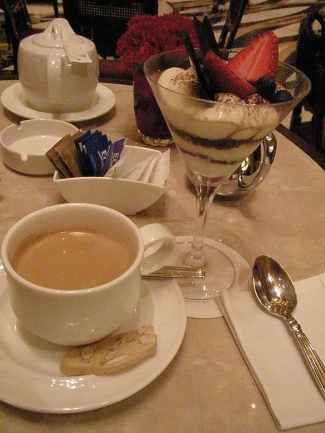 ベネチアンの中で、ダンスを見ながらケーキセットを食べてます。周りは、カジノ（撮影禁止）そして生演奏に本物のダンサーがタンゴなどなど。ゴージャスです。<br />ケーキは、ベネチアンならでは。グラスに入っているのはティラミスです。（ケーキセット50ＨＫＤ）