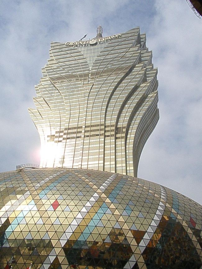 26日。ゆっくり起きて、船で香港に向かう前に、光り輝くリスボアを撮影。結局中には入らず。そういえば近くのウィン・マカオでは、夜にベガスのベラッジオを真似た噴水ショーをやっていました。