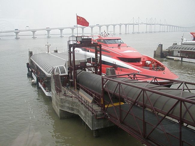 今度はターボジェットで香港に向かいます。17.5ＨＫＤとスーツケース代で香港島の上環へ。<br />（すごーいゆれで、船酔いが大変だった。早く香港澳門をつなぐ橋ができてほしい・・・。2010年？完成？）